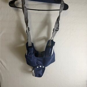 Baby walking harness with adjustable straps